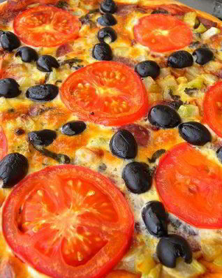 Сытная пицца с яично-сметанной заливкой