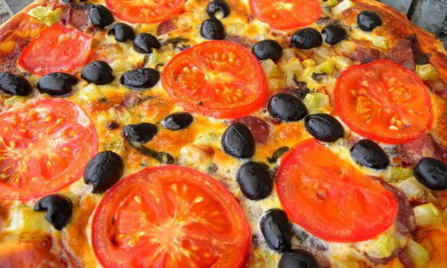 Рецепт сытной пиццы с яично-сметанной заливкой