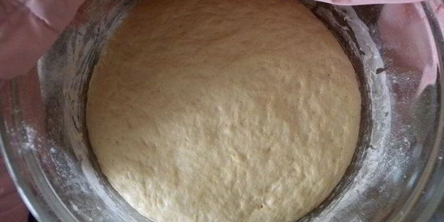 сытная пицца с яично-сметанной заливкой