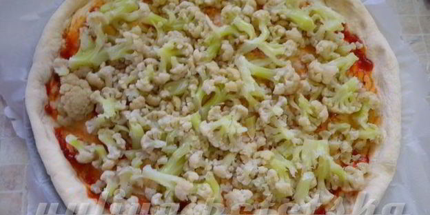 сытная пицца с яично-сметанной заливкой