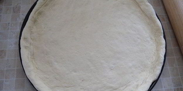 сытная пицца с яично-сметанной заливкой