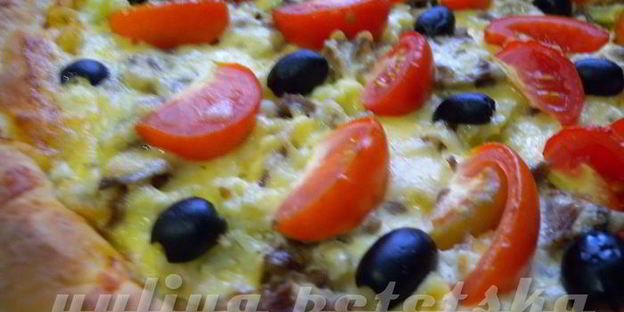 сытная пицца с яично-сметанной заливкой