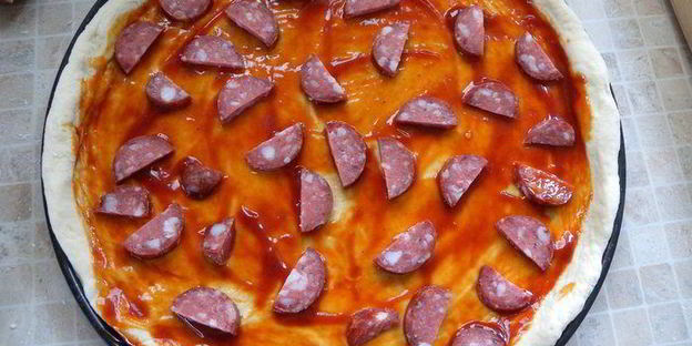 сытная пицца с яично-сметанной заливкой