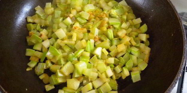 сытная пицца с яично-сметанной заливкой