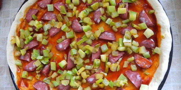 сытная пицца с яично-сметанной заливкой