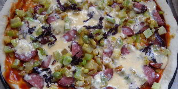 сытная пицца с яично-сметанной заливкой