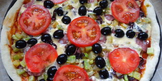 сытная пицца с яично-сметанной заливкой