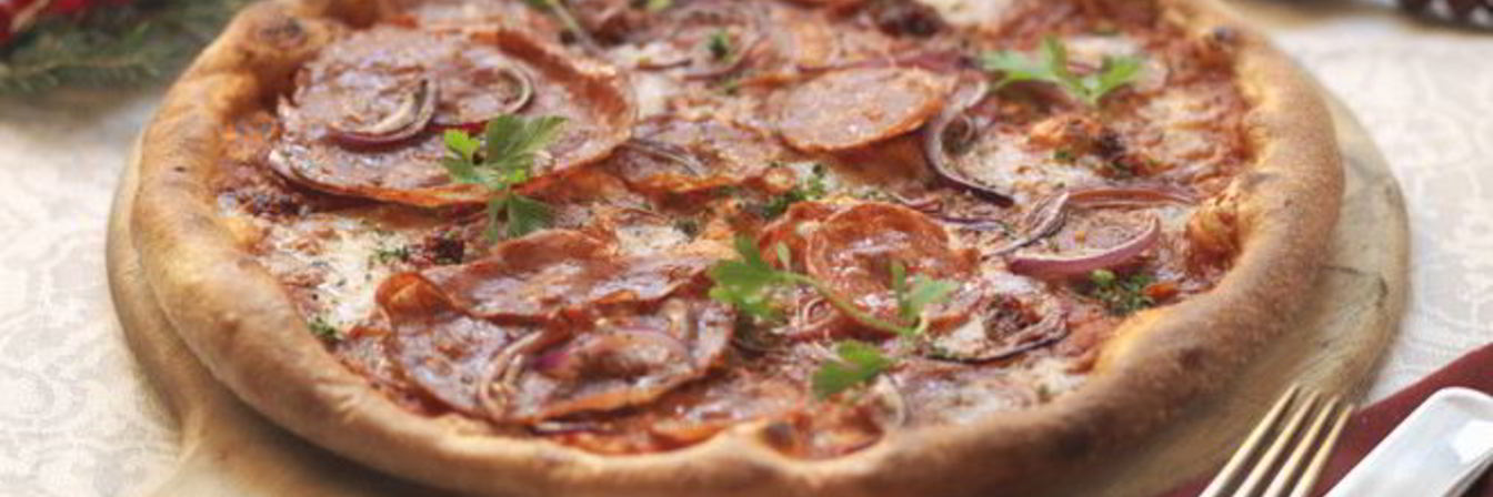 Вкусная пицца с колбасой и сыром
