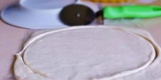 закусочная пицца на слоеном тесте