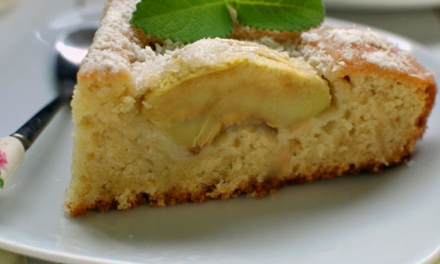 Рецепт кокосовой шарлотки с яблоками