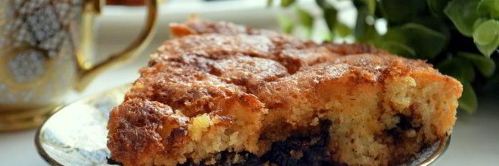 Шарлотка на манке с карамельным черносливом