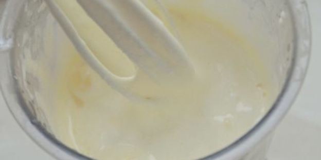 шарлотка на манке с карамельным черносливом