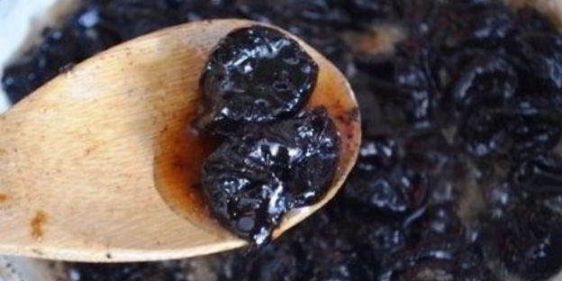 шарлотка на манке с карамельным черносливом