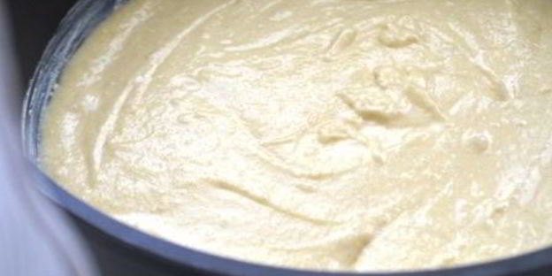 шарлотка на манке с карамельным черносливом