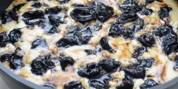 шарлотка на манке с карамельным черносливом