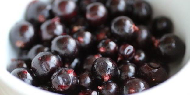 шарлотка с черной смородиной из мультиварки