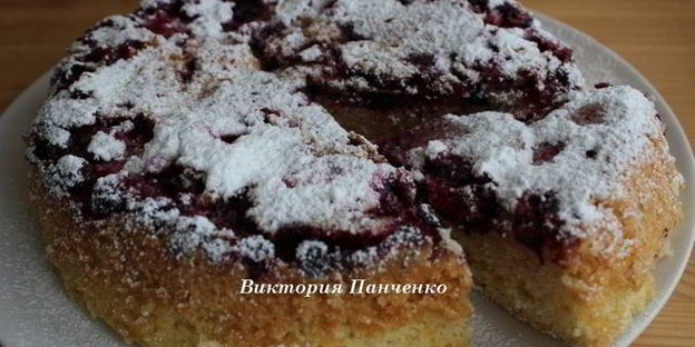 шарлотка с черной смородиной из мультиварки