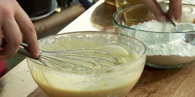 шарлотка с джемом и сливочным кремом