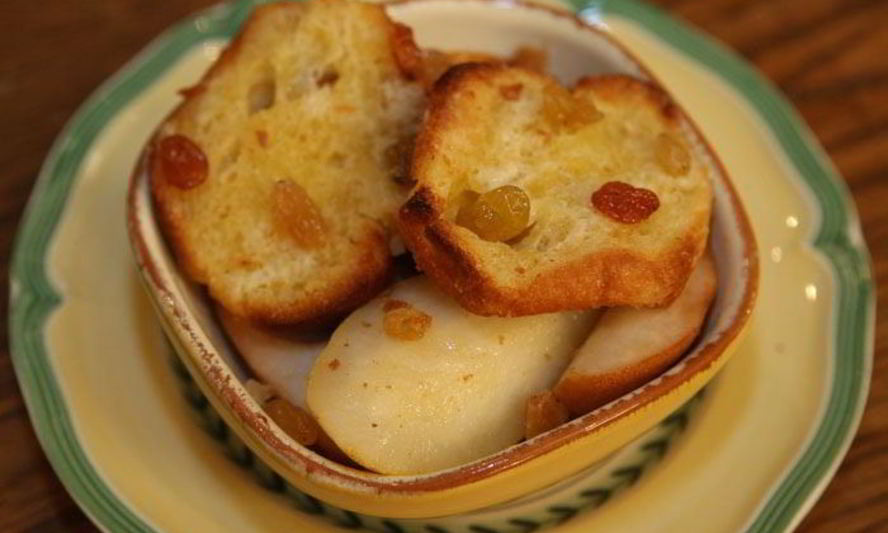 Рецепт шарлотки с грушами, изюмом и корицей
