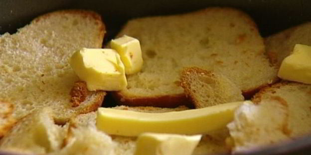 шарлотка с грушами, изюмом и корицей