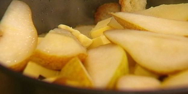 шарлотка с грушами, изюмом и корицей