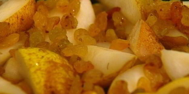шарлотка с грушами, изюмом и корицей