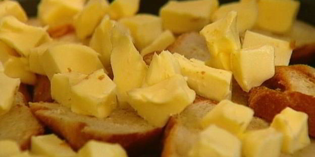 шарлотка с грушами, изюмом и корицей