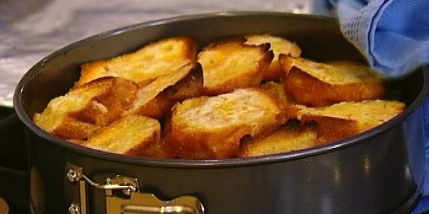 шарлотка с грушами, изюмом и корицей