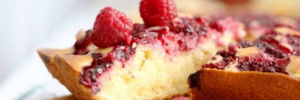 Шарлотка с малиной