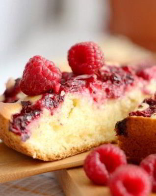 Шарлотка с малиной