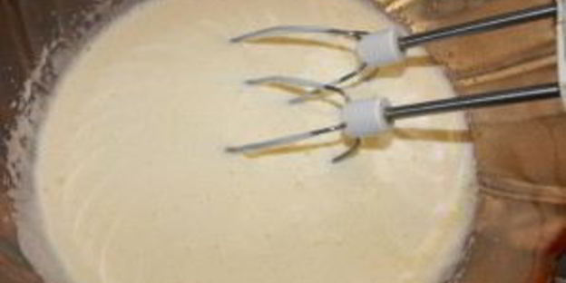 шарлотка с вишней и яблоками