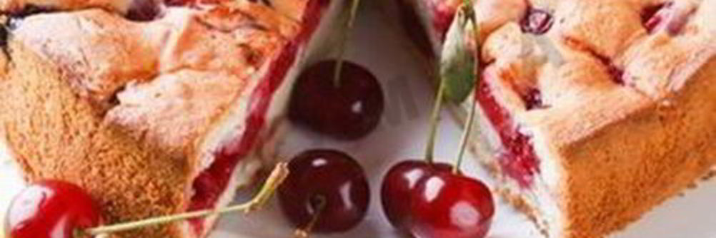 Шарлотка с вишней в мультиварке