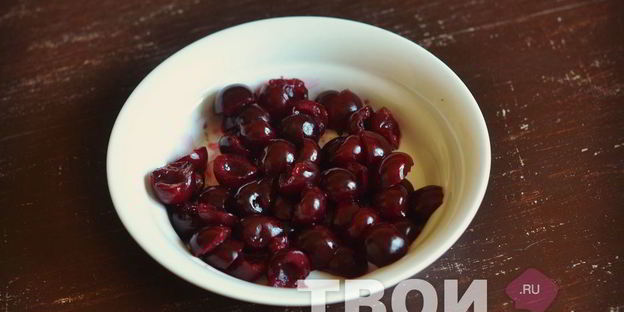 шарлотка с вишней