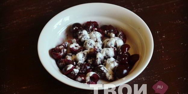 шарлотка с вишней