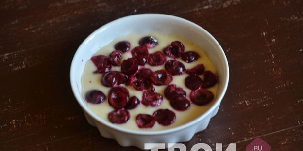 шарлотка с вишней