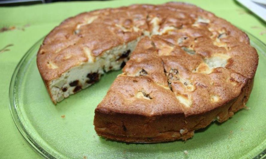 Рецепт шарлотки с яблоками и черносливом