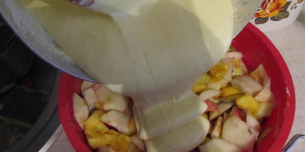 шарлотка с яблоками и грушами