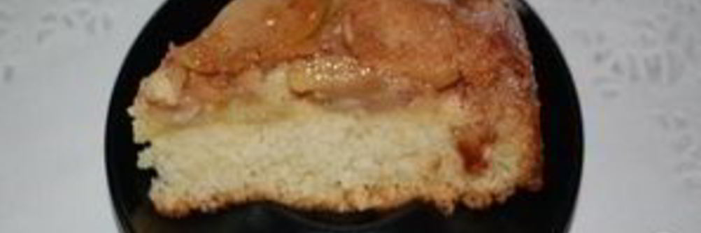 Шарлотка с яблоками и карамелью