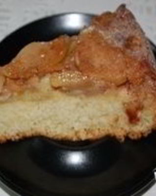 Шарлотка с яблоками и карамелью