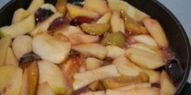 шарлотка с яблоками и карамелью