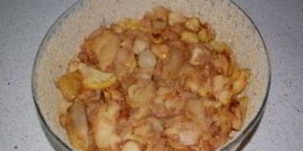 шарлотка с яблоками и карамелью