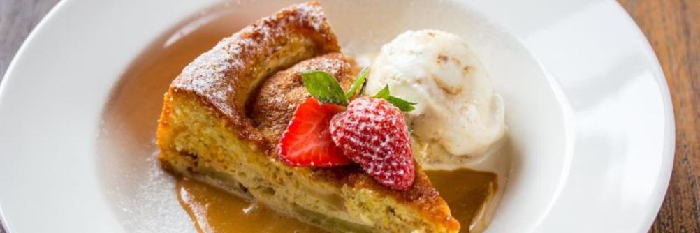 Шарлотка с яблоками и корицей