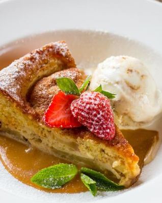 Шарлотка с яблоками и корицей