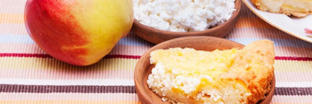 Шарлотка с яблоками и творогом