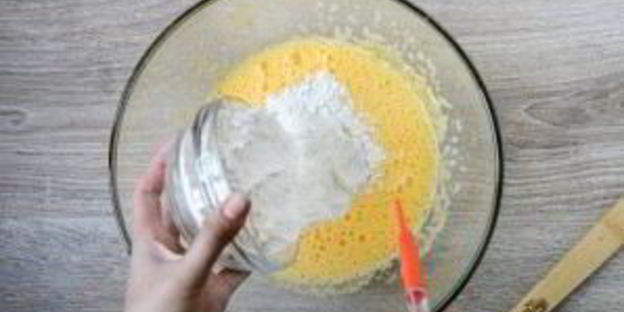 шарлотка с яблоками и вишней