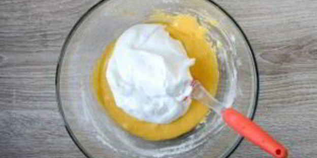 шарлотка с яблоками и вишней