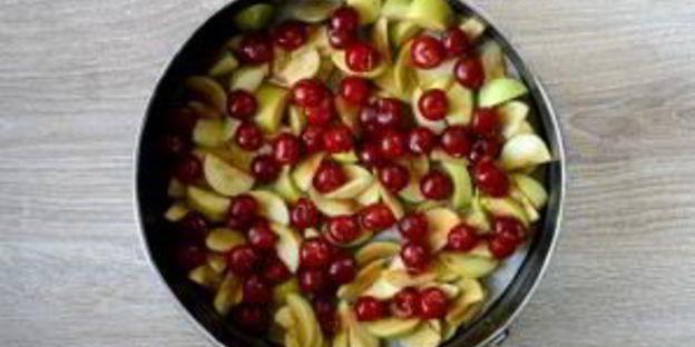 шарлотка с яблоками и вишней