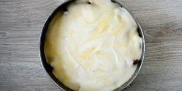 шарлотка с яблоками и вишней