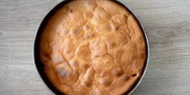 шарлотка с яблоками и вишней