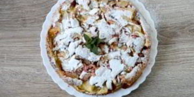 шарлотка с яблоками и вишней